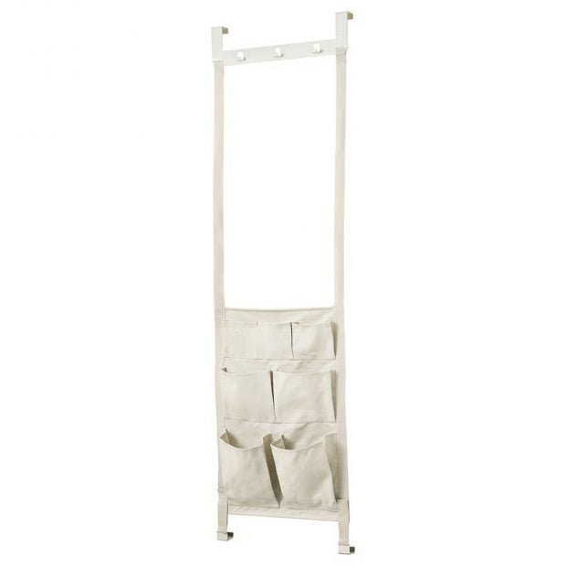 adios-a-acumular-ropa-en-la-silla-ikea-esta-arrasando-con-perchero-para-puertas-que-anade-almacenaje-a-tu-dormitorio-620x620-1