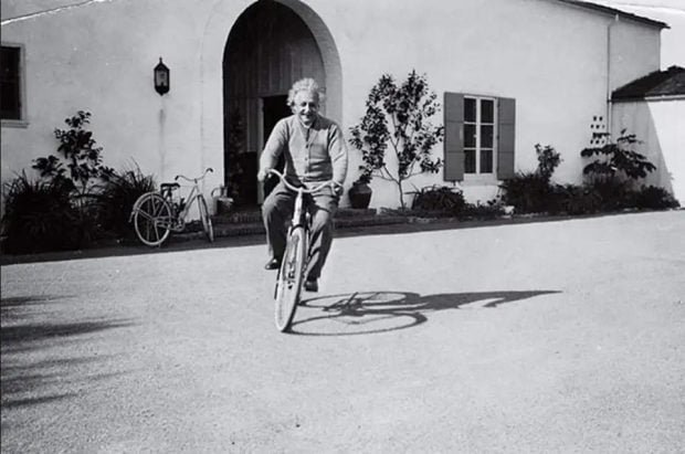 albert-einstein-montando-en-bicicleta-1-620x411-1