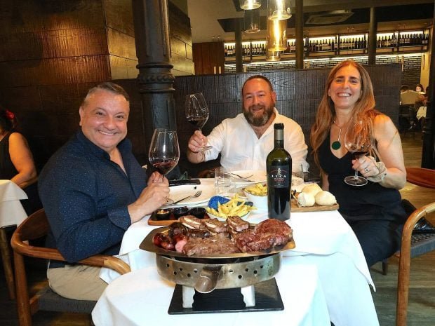 cenando-en-pampa-grill-foto-nacho-sandoval_easy-resizecom_-620x465-1