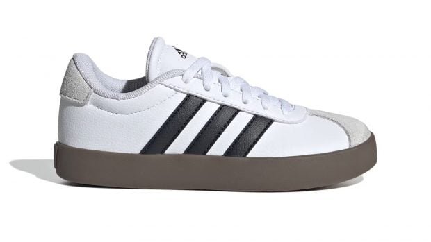 colas-en-decathlon-por-las-deportivas-adidas-vl-court-a-4999-euros-en-la-promocion-de-vuelta-cole-620x349-1
