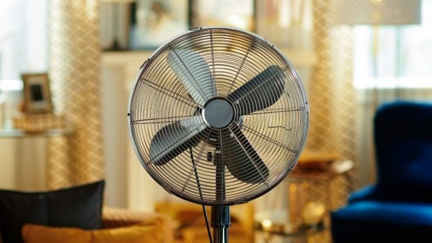 como-limpiar-el-ventilador-sin-desmontarlo-ni-estropearlo-el-sencillo-truco-de-un-tecnico-en-climatizacion-620x349-1