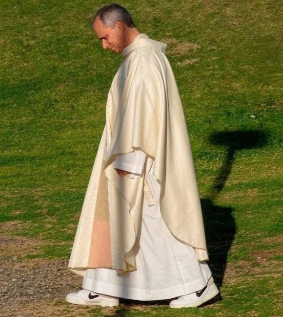 el-papa-leo-xiv-se-volvio-viral-al-ser-visto-usando-zapatillas-nike-con-su-vestimenta-papal_easy-resizecom_-552x620-1