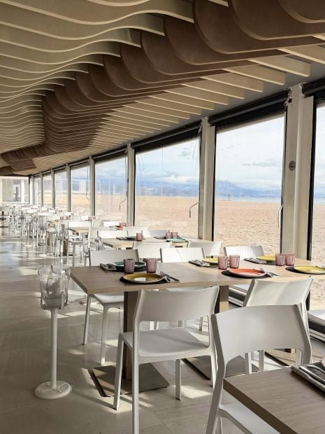 el-restaurante-casa-julio-en-san-juan-alicante-estrena-muebles-para-su-terraza-a-pie-de-pl-465x620-1