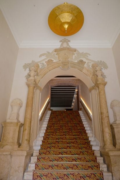 escalera-principal-del-siglo-xviii-palacio-solecio-foto-nacho-sandoval_easy-resizecom_-413x620-1