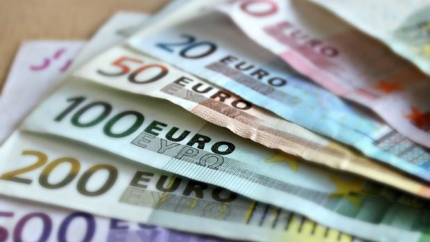 hacienda-esta-regalando-1500-euros-a-estos-hombres-y-esta-es-la-razon-620x349-1
