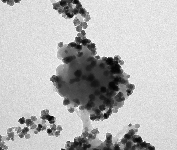imagen-de-microscopio-donde-se-ve-el-nanopet-con-nanoparticulas-magneticas-620x526-1