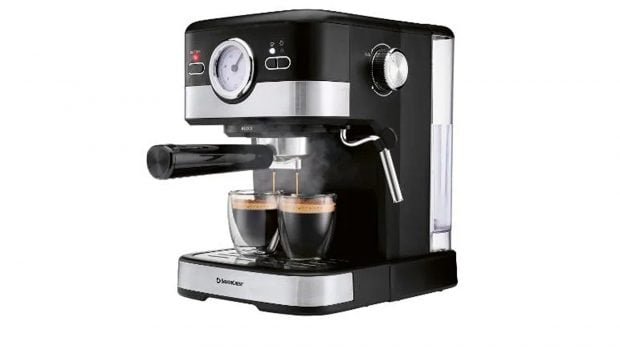 lidl-tiene-la-cafetera-ideal-para-cocinas-pequenas-cuesta-menos-de-50-euros-ocupa-muy-poco-espacio-prepara-cafes-de-nivel-barista-620x349-1