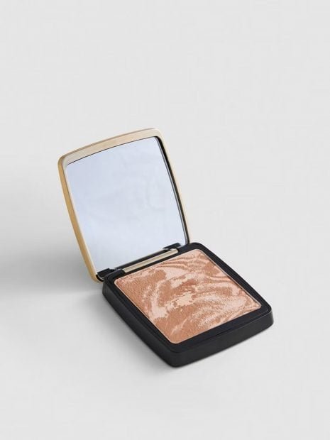 primark-lo-vuelve-a-hacer-con-el-maquillaje-los-polvos-bronceadores-compactos-con-espejo-ps-pro-que-arrasan-entre-las-amantes-del-beauty-1-465x620-1
