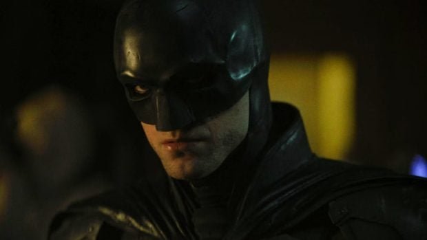 robert-pattinson-s-batman-in-close-up-looking-dark-in-the-batman_cropped-620x349-1