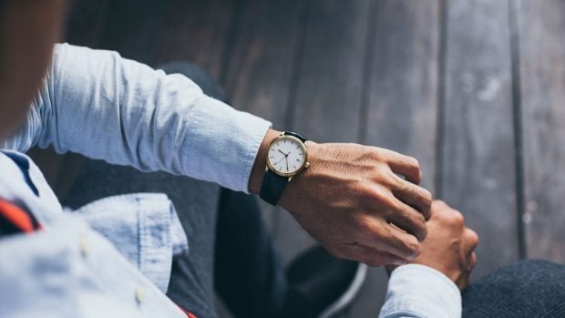 segun-la-psicologia-las-personas-que-consultan-la-hora-en-su-telefono-en-lugar-de-usar-un-reloj-pueden-percibir-las-senales-temporales-de-manera-diferente-620x349-1