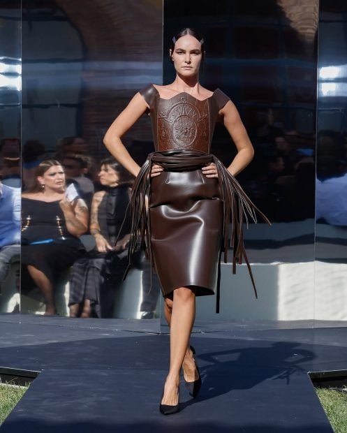 antoniodelcanto-presenta-dress-up-spring-2027-en-mbfwmadrid-una-coleccion-que-explora-el-ritu_easy-resizecom_-497x620-1