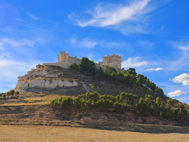 castillo-de-penafiel-en-lo-alto-de-la-montana-foto-nacho-sandoval_easy-resizecom_-620x465-1