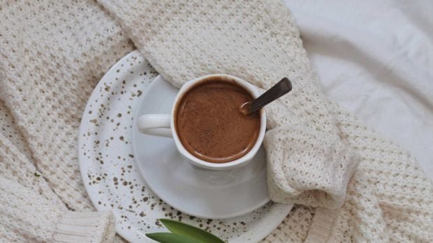 chocolate-a-la-taza-con-leche-de-coco-620x349-1
