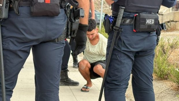 detencion-del-inmigrante-ilegal-tras-su-intento-de-robo-a-un-anciano-al-que-pidio-dinero-el-faro-de-ceuta-620x349-1