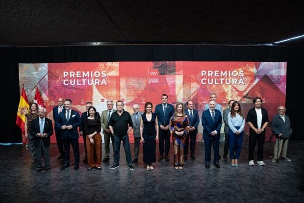 europapress_7789529_foto_familia_entrega_xxiv_premios_cultura_gobierno_regional_teatros_canal_easy-resizecom_-620x414-1