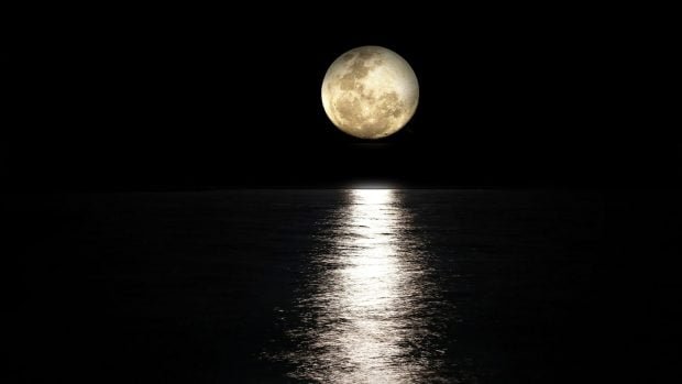 los-cientificos-no-ocultan-su-preocupacion-la-luna-se-aleja-de-la-tierra-38-centimetros-cada-ano-y-las-consecuencias-serian-devastadoras-620x349-1