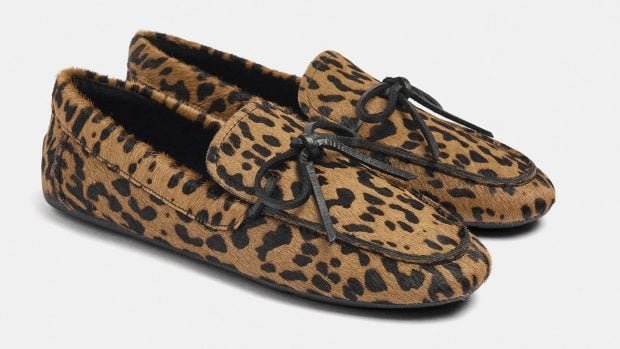 mientras-zara-y-mango-preparan-los-suyos-parfois-tiene-en-tienda-los-mocasines-animal-print-que-todas-las-estilistas-llevan-fichando-620x349-1