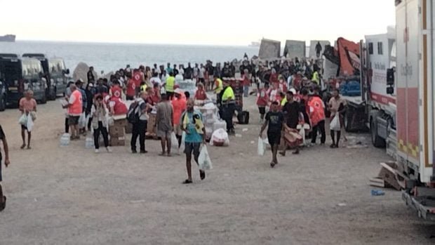 reparto-de-comida-a-los-inmigrantes-ilegales-por-parte-de-cruz-roja-620x349-1
