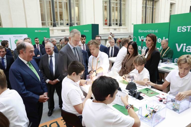 sm-felipe-vi-visita-junto-a-ignacio-galan-presidente-de-iberdrola-la-exposicion-un-viaje-electrizante-una-experiencia-inmersiva-iberdrola-1