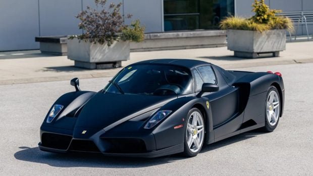 subasta-ferrari-enzo-negro-mate-4_easy-resizecom_-620x349-1