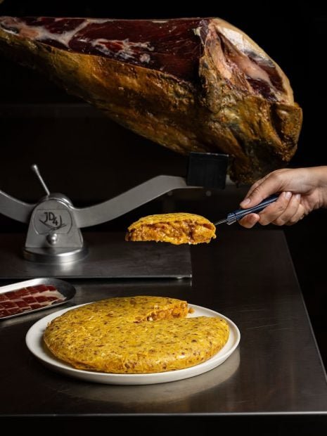 tortilla-la-monumental-con-jamon-joselito-el-sabor-de-huevos-rotos-con-puntilla-y-jamon-joselit-465x620-1