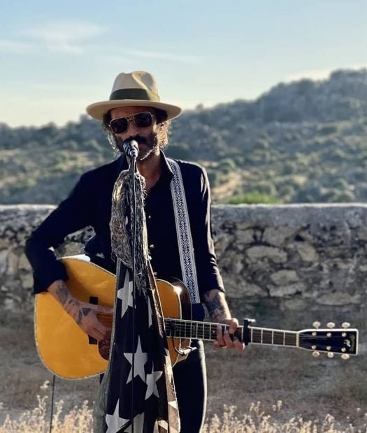 tuvimos-la-suerte-de-encontrarnos-algunos-amigos-en-el-campo-y-tocar-unas-canciones-en-acustico_easy-resizecom_-525x620-1