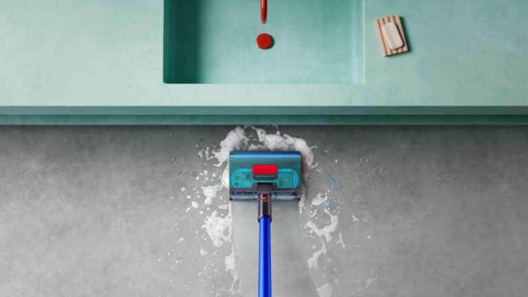 wr04-b_blksublblk_031-rgb-highangle-inuse-bathroom-hardfloor-soapspill-cleansweep-a0_mix