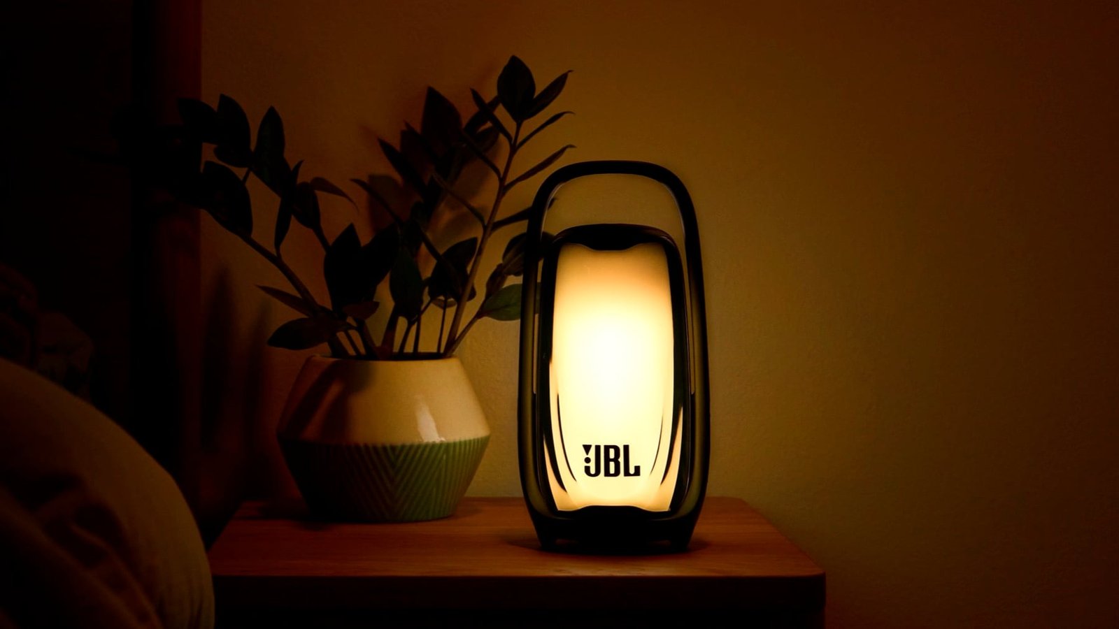 705260-jbl-pulse-6-lifestyle-2-6e1cc1-original-1790347139