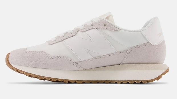 adios-a-las-zapatillas-blancas-estas-new-balance-de-menos-50-se-estan-agotando-en-tiempo-record-620x349-1