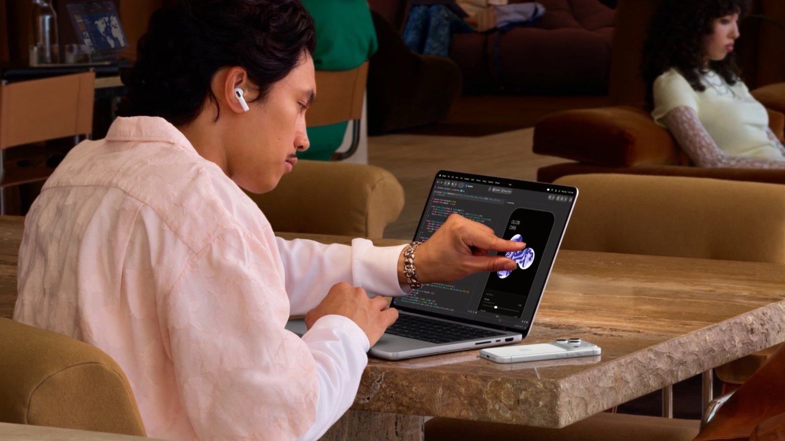 apple-macbook-pro-with-proled-xdr-display-lifestyle-remote-work-261028
