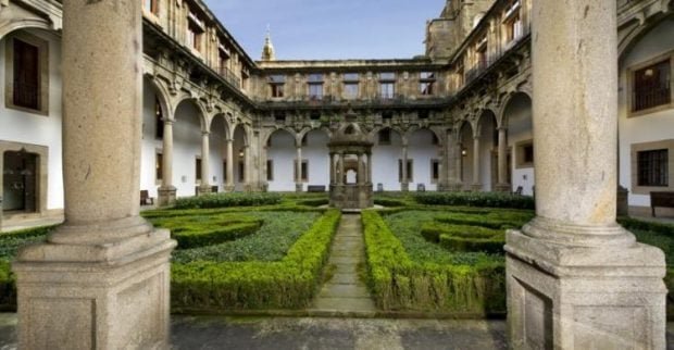 hostal-reyes-catolicos-jardines-620x322-1