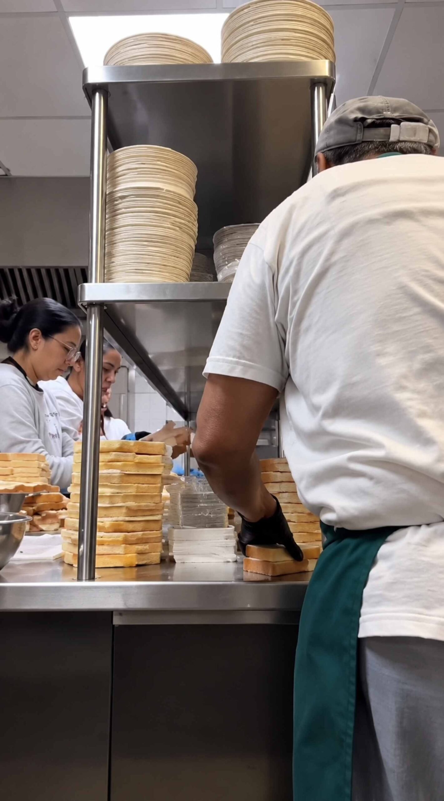 preparacion-de-sandwiches-en-cocina-profesional